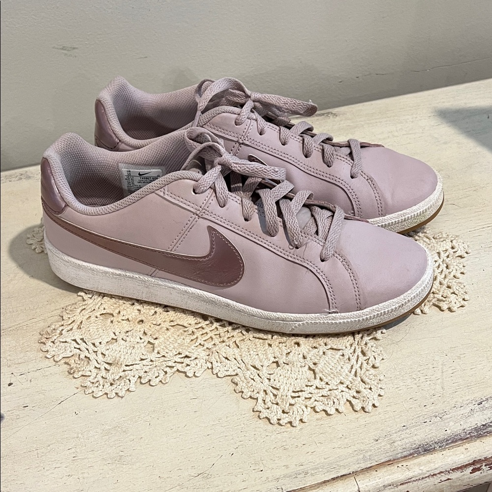 Nike Women's Pink Lavender Tennis Sneakers